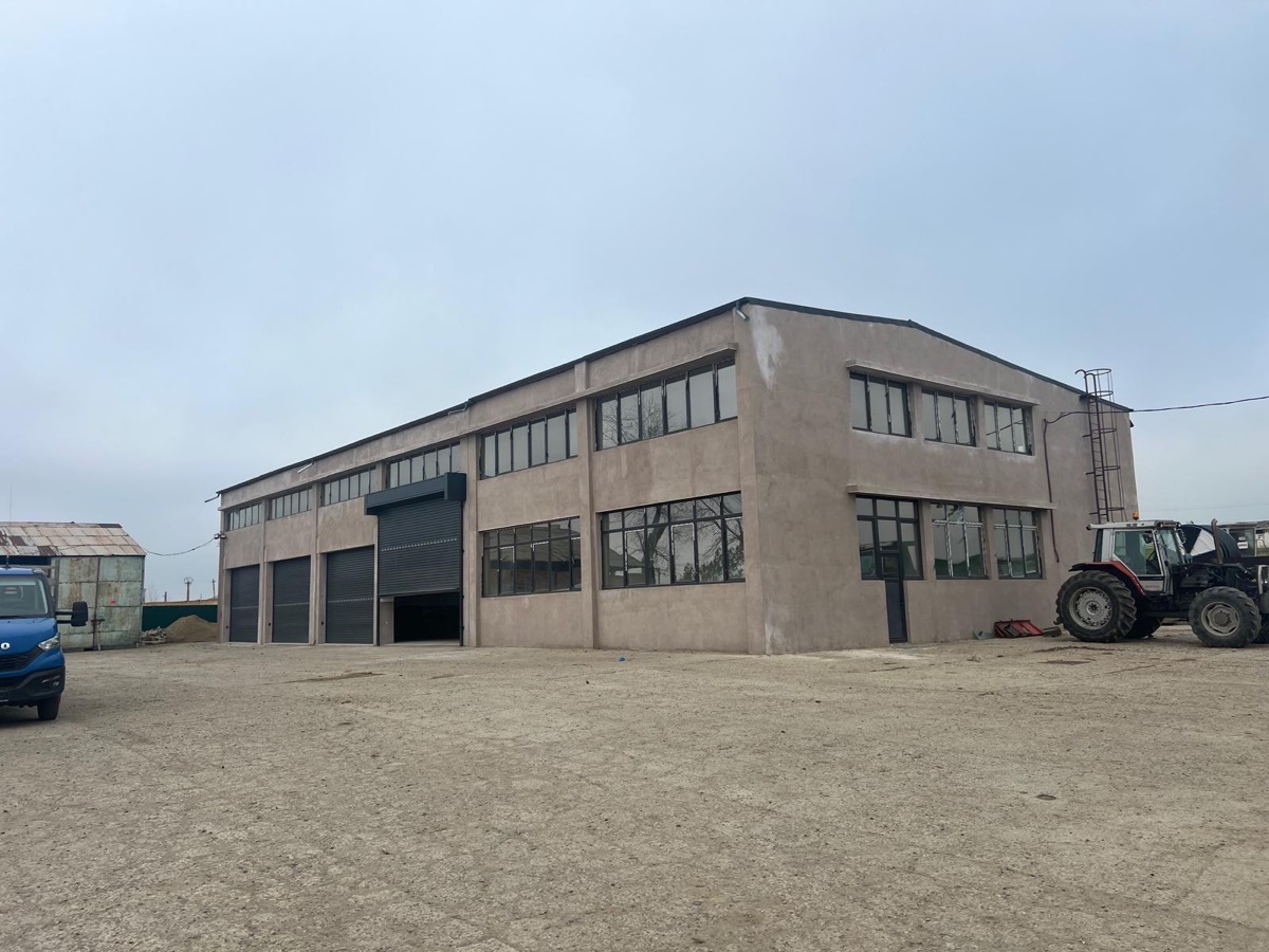 Facciata principale del capannone industriale con porte avvolgibili
