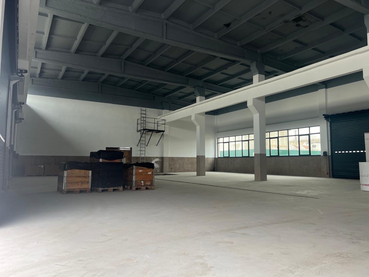Interno del capannone — zona officina 390 mq
