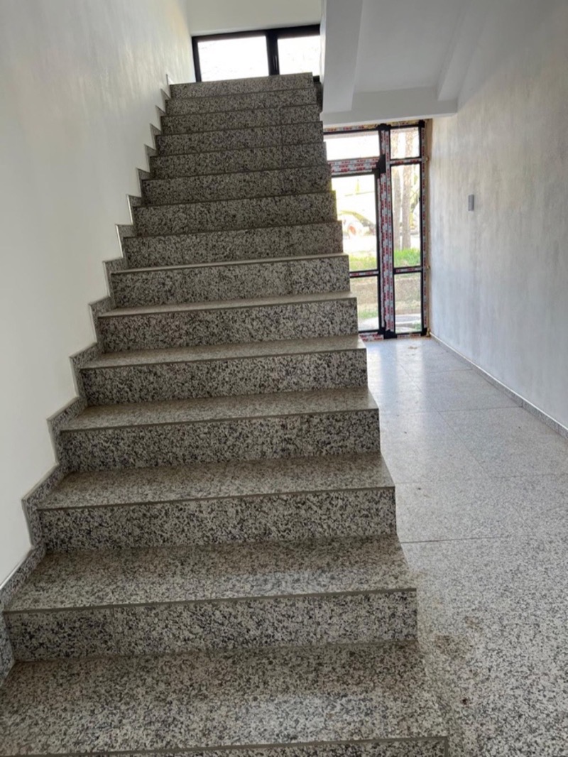 Scala interna in granito — accesso uffici piano superiore