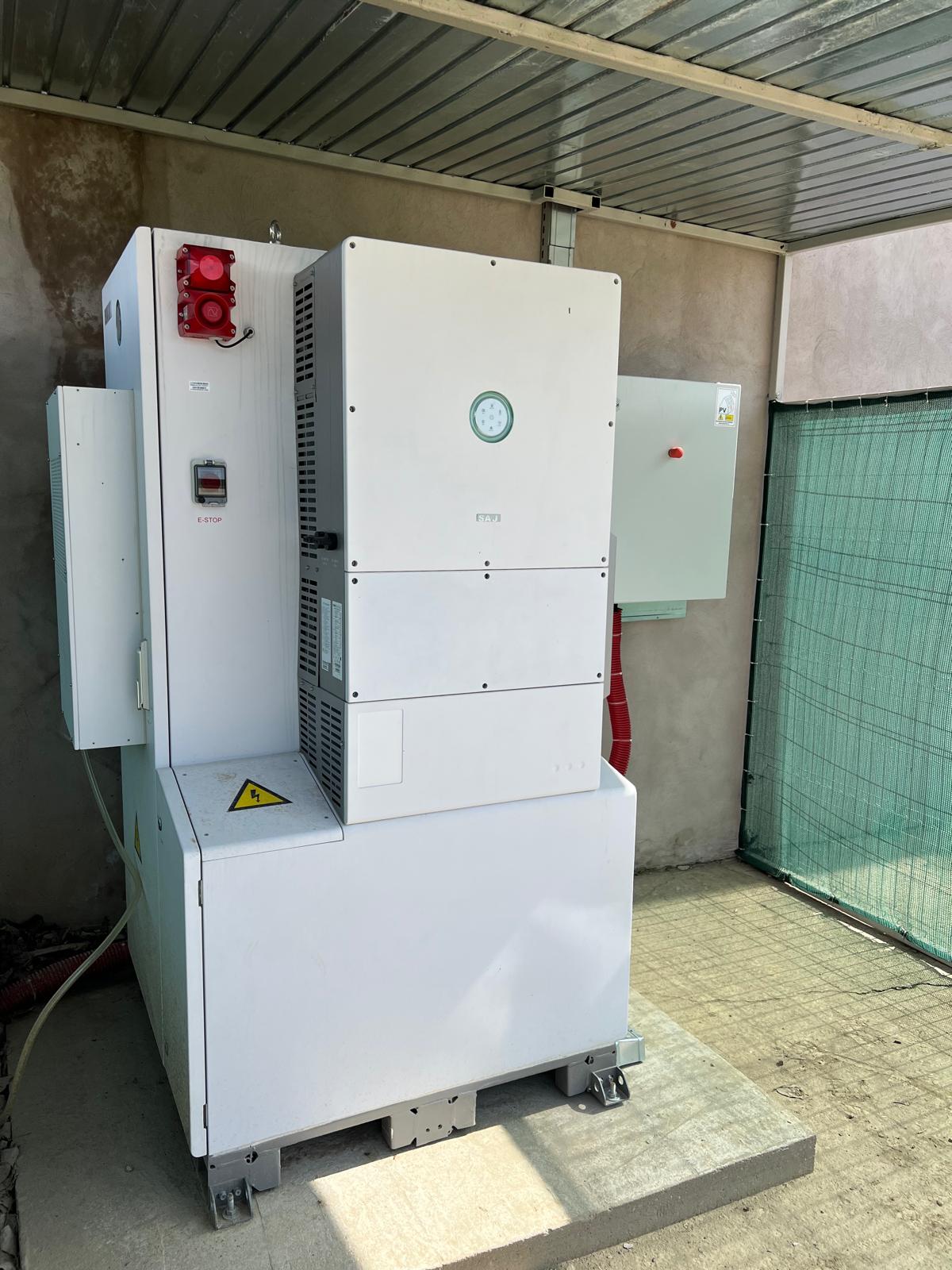Inverter e batterie impianto fotovoltaico — vista frontale