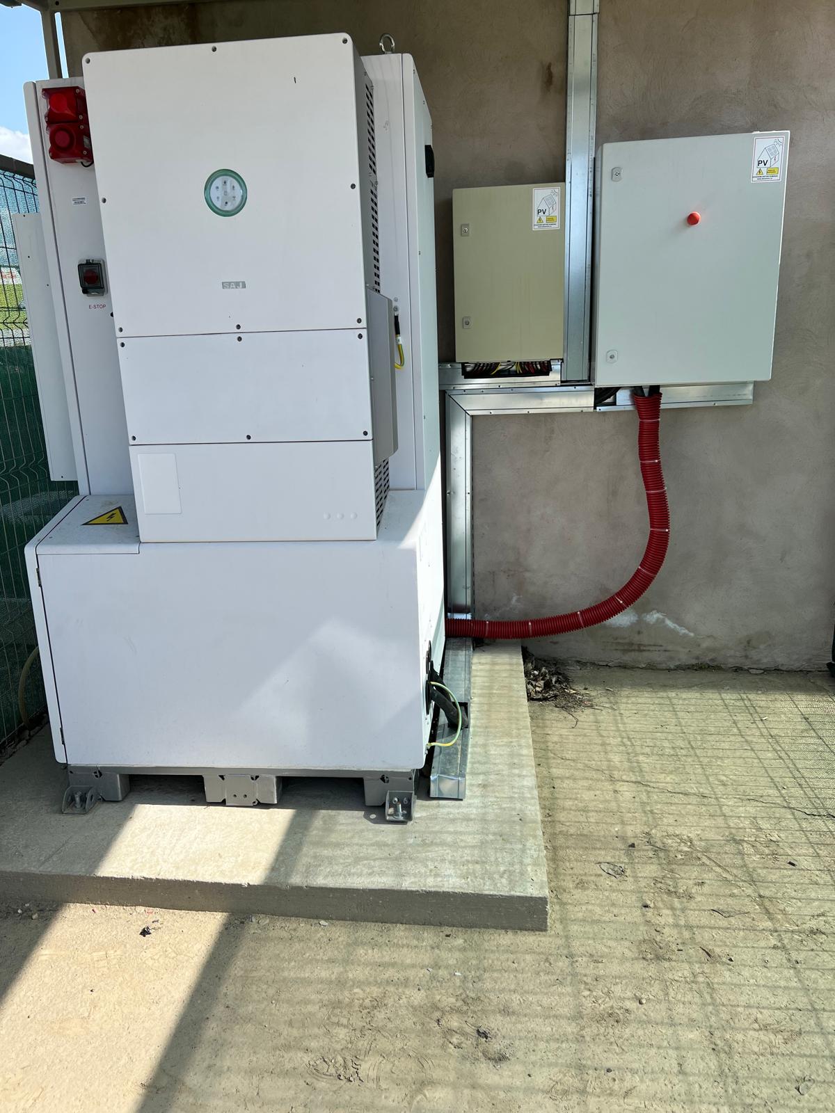 Inverter e batterie impianto fotovoltaico — vista laterale