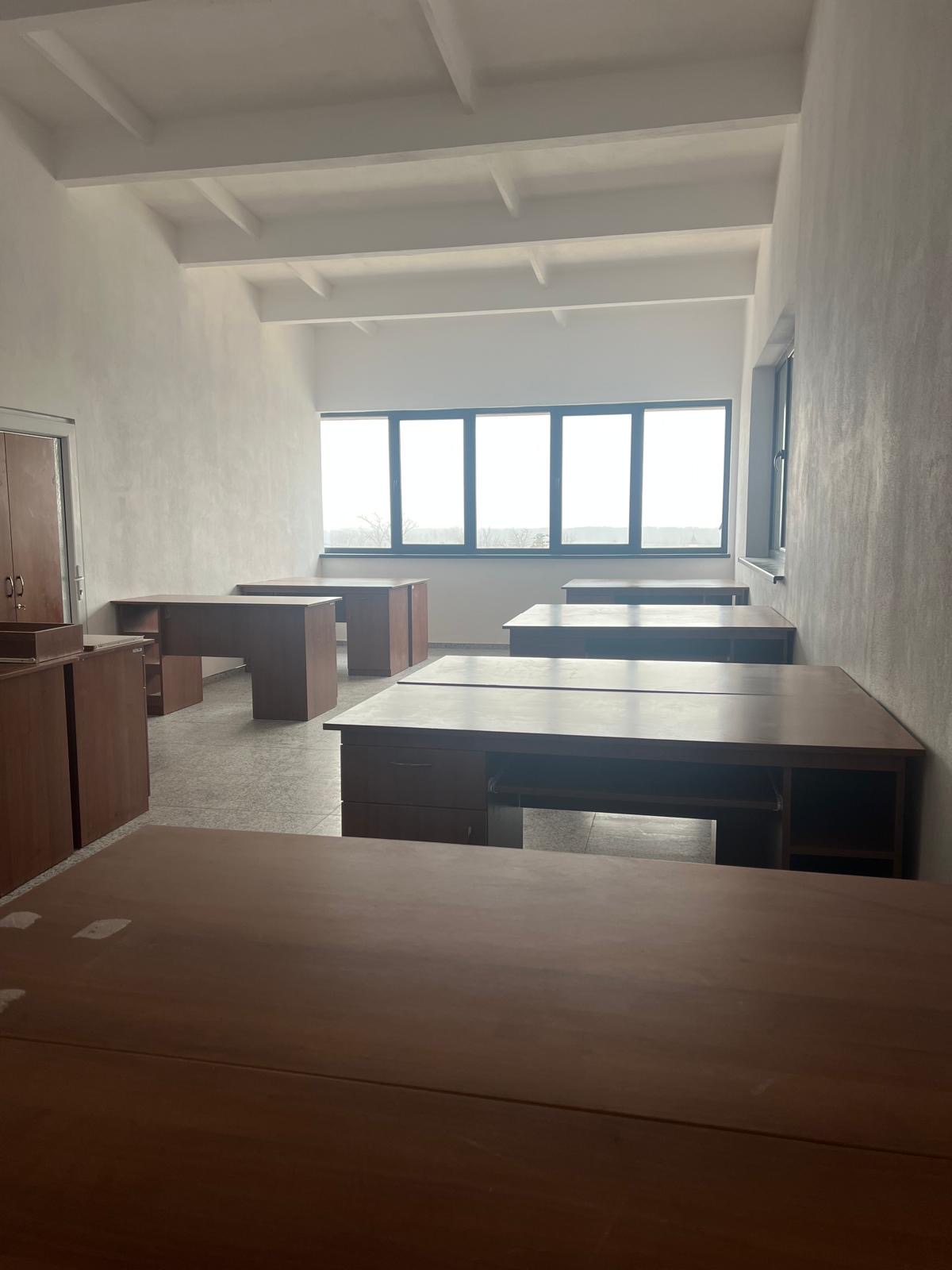 Uffici al piano superiore — sale riunioni luminose