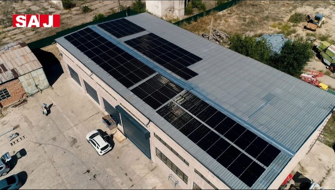 Pannelli solari Jinko sul tetto del capannone principale — vista drone